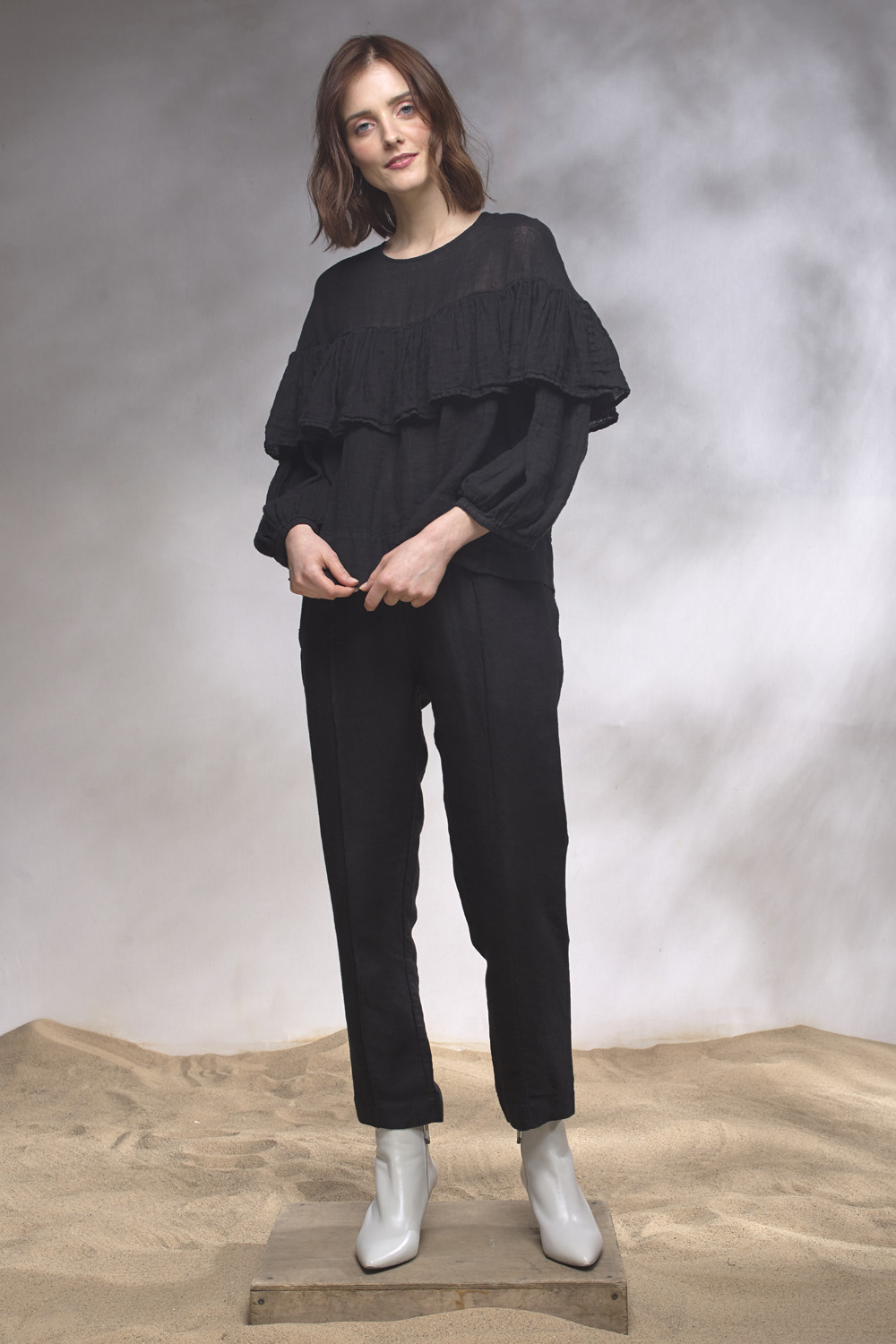 Blouse Abigail Black_Erna Trousers Black2.jpg